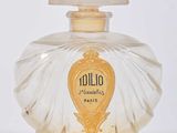 une image représentant un flacon de parfum posé sur une surface blanche