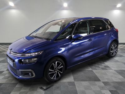 une Citroën bleue garée sur un sol à damier