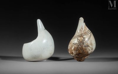 deux vases blancs posés l'un à côté de l'autre sur une surface grise