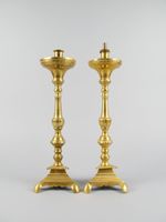 Paire de pique-cierges en métal doré de style XIXe.