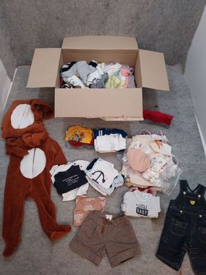 Environ 80 vêtements pour enfants et bébés dont bodies, t-sh…