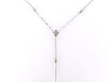 un collier de perles blanches et de diamants monté sur une chaîne en argent