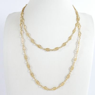 gros plan d'un collier sur un mannequin mannequin mannequin mannequin mannequin mannequin mannequin mannequin mannequin