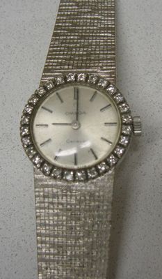 une image d'un gros plan d'une montre-bracelet sur une table