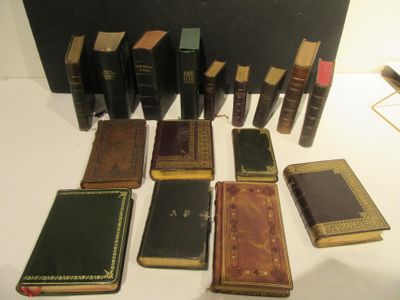 un grand nombre de livres posés sur une table