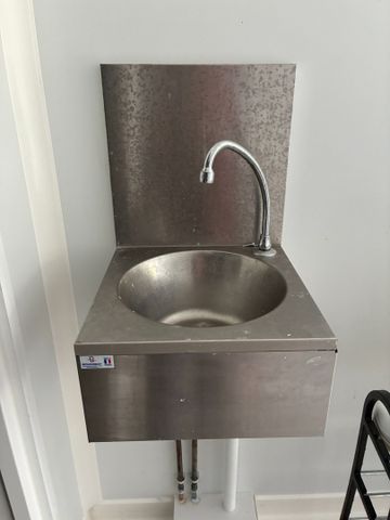 Lave main inox commande genou. Deux petites étagères laquées noir...