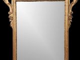 une image représentant un miroir à cadre doré sur fond noir