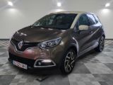 L'avant d'une voiture marron est garé sur un sol à damier.