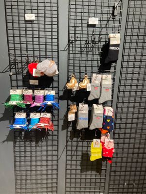 de nombreux sacs, accrochés au mur du magasin