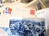 une pile de vieilles cartes postales et de vieilles cartes postales posées sur une table