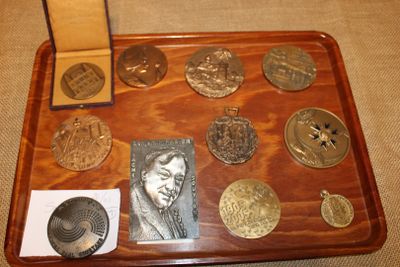 un plateau en bois sur lequel sont disposées diverses pièces de monnaie