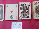 quatre cartes à jouer posées les unes à côté des autres sur une table