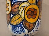 un vase bleu et blanc orné d'une fleur jaune