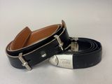 ceinture en cuir noir avec des boucles argentées et une boucle argentée