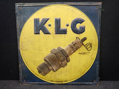 une ancienne enseigne « klg » est affichée sur un fond noir