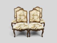 Suite de 4 chaises en bois mouluré, sculpté et patiné à doss…