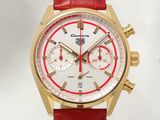 une image montrant un gros plan d'une montre-bracelet avec un bracelet rouge