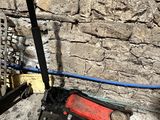un scooter posé sur le sol à côté d'un mur