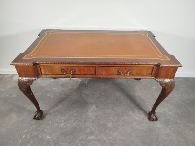 Bureau plat de milieu en acajou et placage d'acajou, de form…