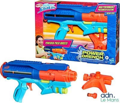 Le pistolet Nerf se trouve dans la boîte, qui est ouverte.