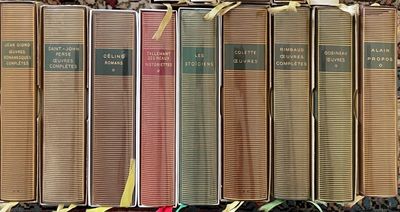 plusieurs vieux livres sont alignés sur une table