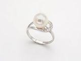 bague en perles blanches et diamants sur fond blanc