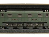 un petit train posé dans une boîte sur une surface blanche