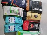 de nombreux types de sachets de café alignés sur une table