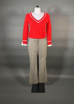 Claudie Pierlot. Ensemble comprenant un pull en laine rouge,…