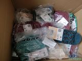 une boîte remplie de chaussettes et les chaussettes qui se trouvent dans la boîte