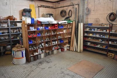 une pièce comportant de nombreuses étagères, remplies d'objets divers