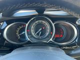un gros plan sur le tableau de bord d'une voiture, avec divers indicateurs