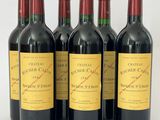 six bouteilles de vin sont alignées sur une surface blanche