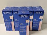 quatre boîtes de produits de soin anti-âge Uriage posées sur une table