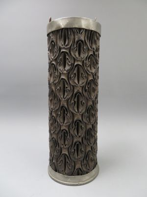 Pot à peinture en bois et métal.