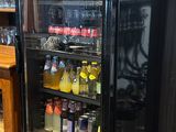 un réfrigérateur qui se trouve dans une pièce
