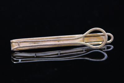 Pince en métal doré.