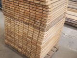 un tas de bois posé sur une palette dans un entrepôt