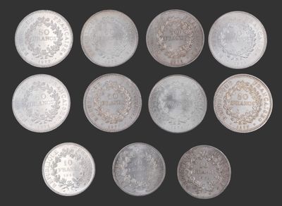 six types différents de pièces d'argent sur fond noir