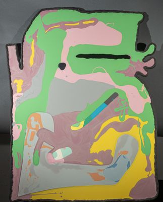 une photo d'une œuvre d'art posée sur une table