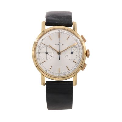 gros plan d'une montre-bracelet en or avec un cadran blanc