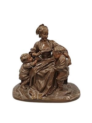 statue en bronze représentant une femme et des enfants assis sur un banc