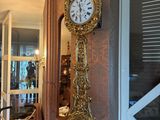 une horloge accrochée au mur dans le couloir d'une maison