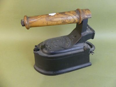 Ancien fer à repasser, manche en bois