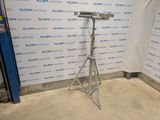 un trépied devant un mur sur lequel est accrochée une pancarte
