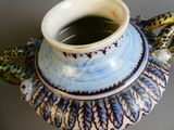 un vase bleu et blanc orné d'une grenouille