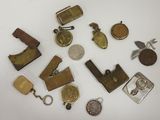 Plusieurs types d'objets métalliques sont disposés sur une surface blanche