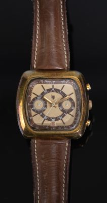 une image d'une montre en gros plan sur fond noir