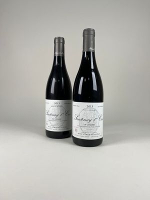 deux bouteilles de vin posées l'une à côté de l'autre sur une table
