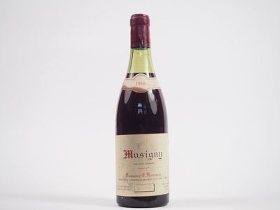 une bouteille de vin posée sur une table blanche